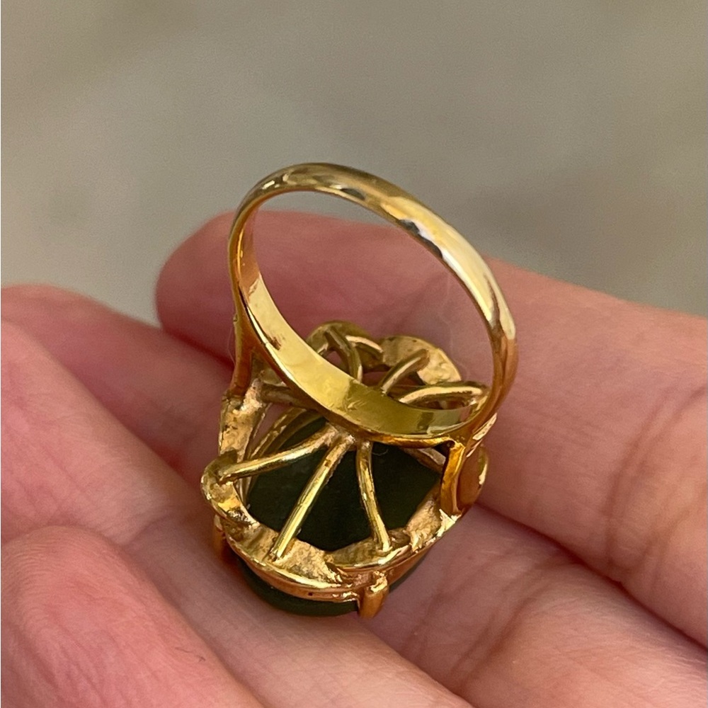 Nephrite jade color cabochon gold tone cocktail ring - Picture 10 of 11